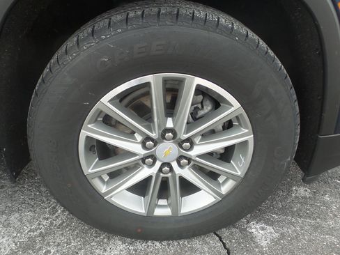 Used 2023 Chevrolet Traverse LT image 2