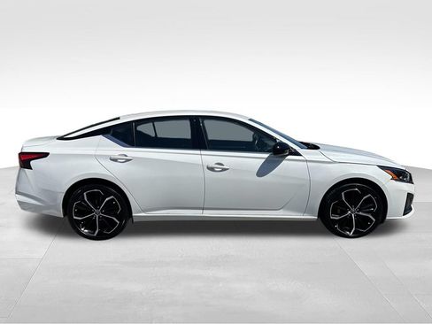 Used 2024 Nissan Altima 2.5 SR FWD image 8