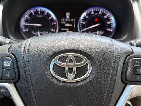 Used 2014 Toyota Highlander XLE AWD/4WD image 30