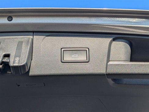 Used 2025 Volkswagen Atlas SE image 35