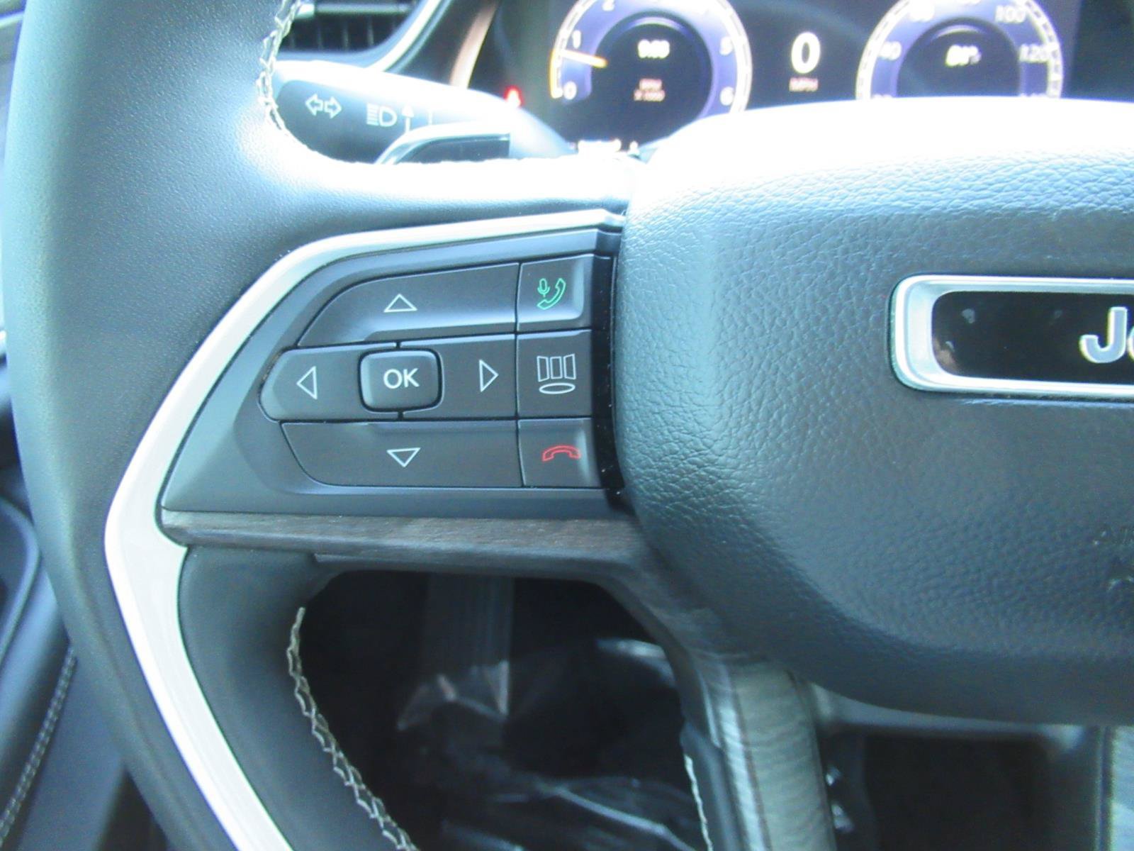 Used 2023 Jeep Grand Cherokee Limited AWD/4WD image 25