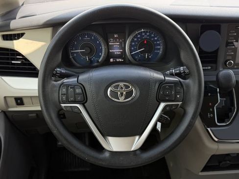 Used 2019 Toyota Sienna LE FWD image 12