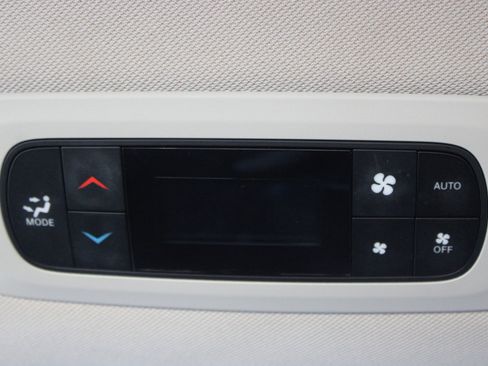 Used 2023 Chrysler Pacifica Touring-L image 35