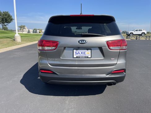 Used 2017 Kia Sorento AWD image 4
