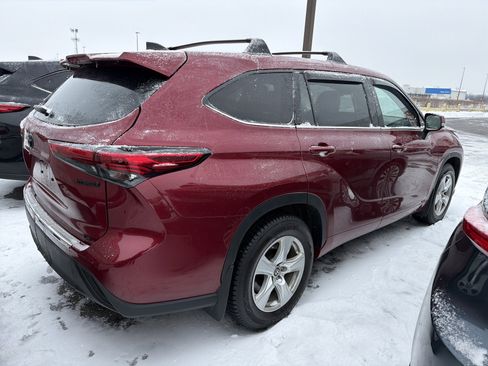 Used 2022 Toyota Highlander LE image 6