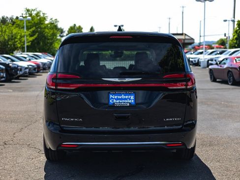 Used 2024 Chrysler Pacifica Limited FWD image 9