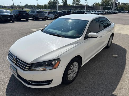 Used 2015 Volkswagen Passat 1.8T S FWD image 1