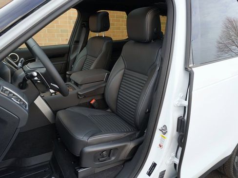 Used 2025 Land Rover Discovery S image 14