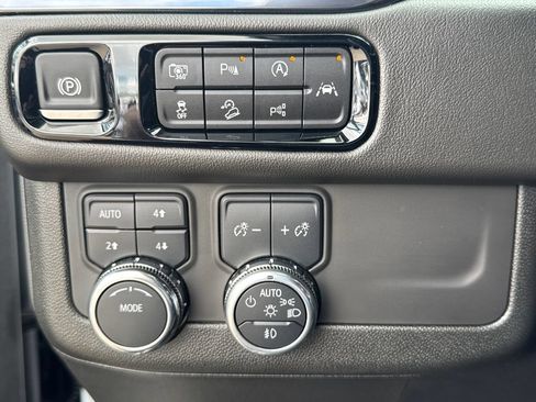 Certified 2025 GMC Yukon XL AT4 w/ AT4 Premium Package AWD/4WD image 35