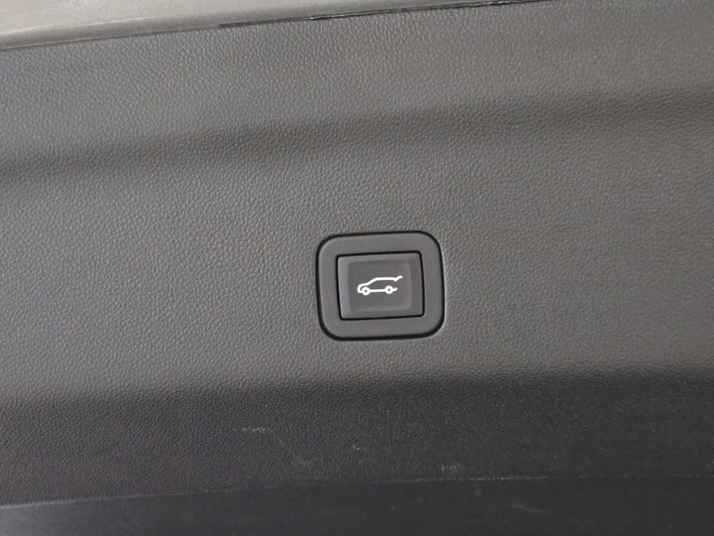 Used 2025 GMC Yukon Denali AWD/4WD image 12