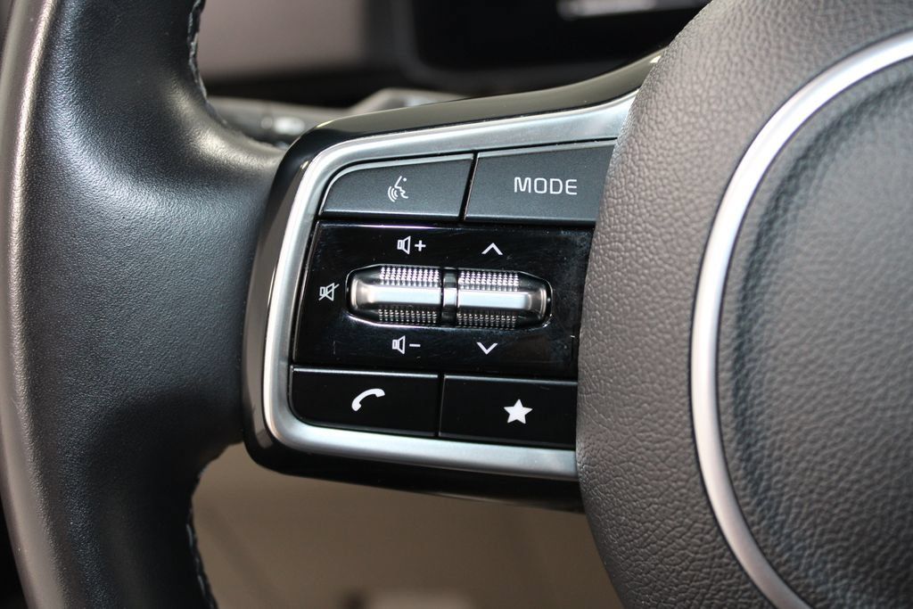Used 2025 Kia Carnival FWD image 33