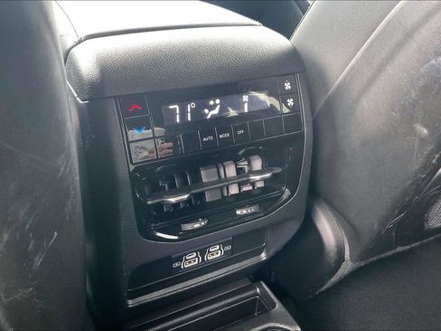 Used 2023 Jeep Grand Cherokee L Laredo image 33