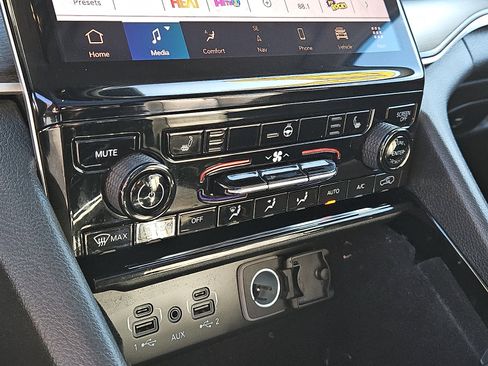 Used 2022 Jeep Grand Cherokee L Limited image 18