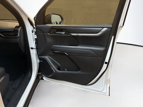 Used 2025 GMC Acadia Elevation image 33