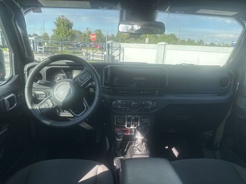 Used 2025 Jeep Wrangler Unlimited Rubicon image 10