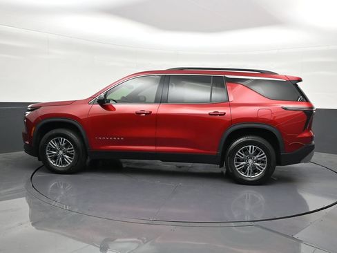 Used 2024 Chevrolet Traverse LT FWD image 2
