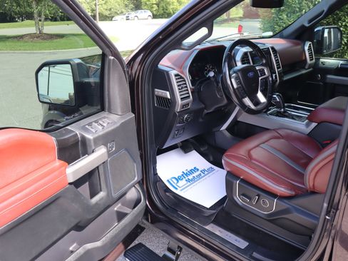 Used 2018 Ford F150 Platinum w/ Equipment Group 701A Luxury AWD/4WD image 3