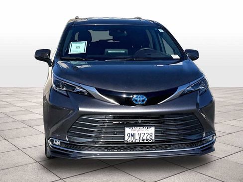 Used 2024 Toyota Sienna Platinum FWD image 3