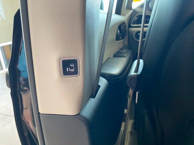 Used 2023 Chrysler Pacifica Touring-L FWD image 22