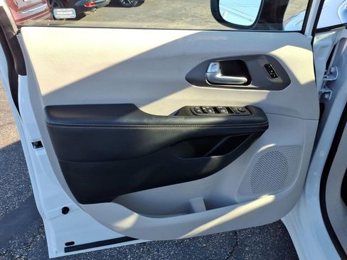 Used 2024 Chrysler Pacifica Touring-L FWD image 18