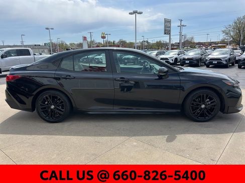 Used 2025 Toyota Camry SE image 4