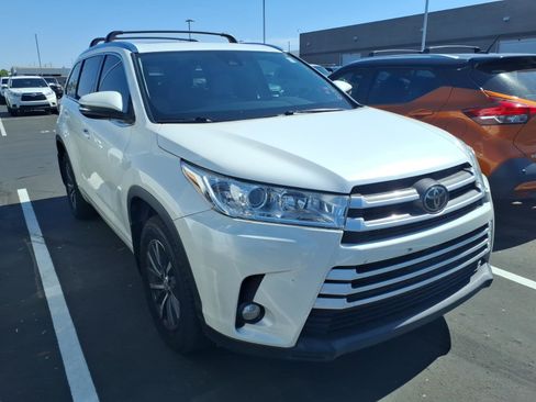 Used 2018 Toyota Highlander XLE AWD/4WD image 2