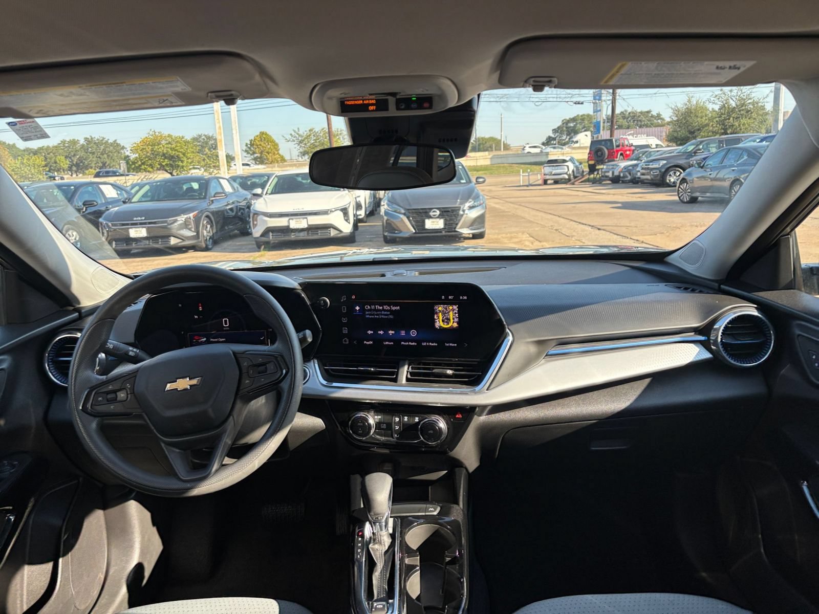 Used 2025 Chevrolet Trax LT FWD image 31