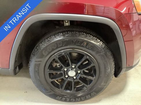 Used 2018 Jeep Grand Cherokee Laredo AWD/4WD image 12