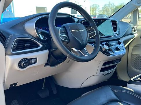 Used 2024 Chrysler Pacifica Touring-L FWD image 6