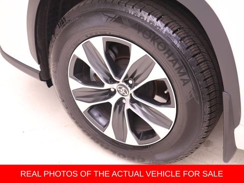Used 2022 Toyota Highlander XLE image 17
