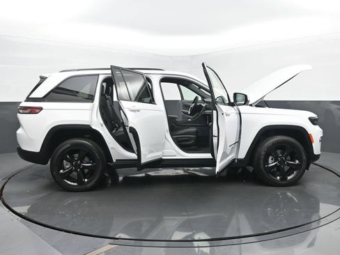 New 2025 Jeep Grand Cherokee Altitude image 57
