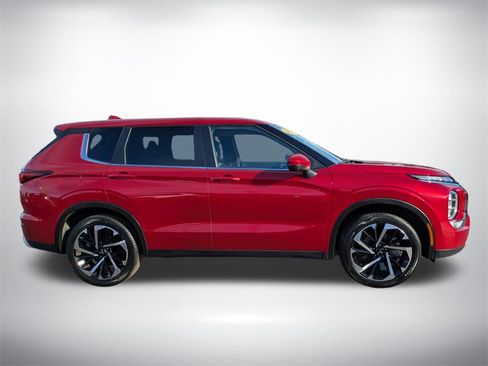 Used 2024 Mitsubishi Outlander SE image 3