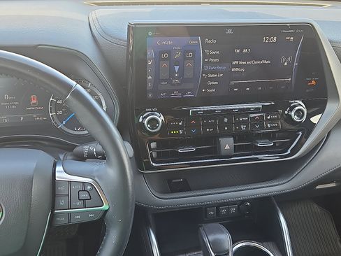 Used 2021 Toyota Highlander Limited image 14