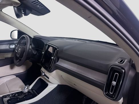 Used 2024 Volvo XC40 B5 Plus image 30