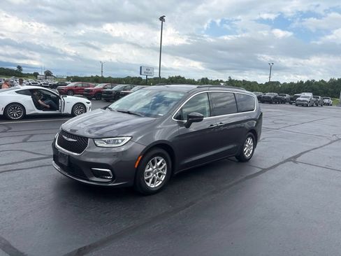 Used 2022 Chrysler Pacifica Touring-L FWD image 3