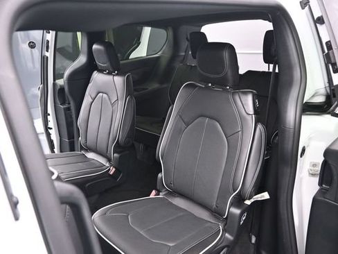 New 2027 Chrysler Pacifica Limited AWD/4WD image 30
