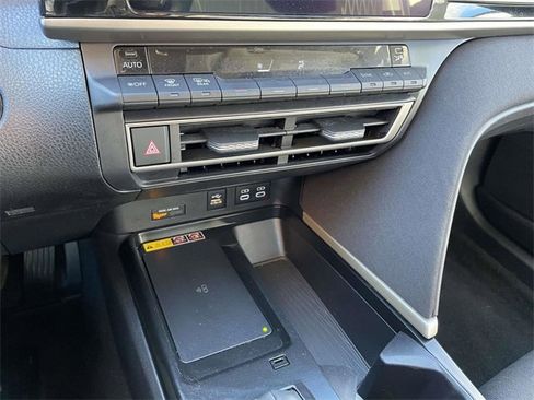 Used 2025 Toyota Camry SE image 29