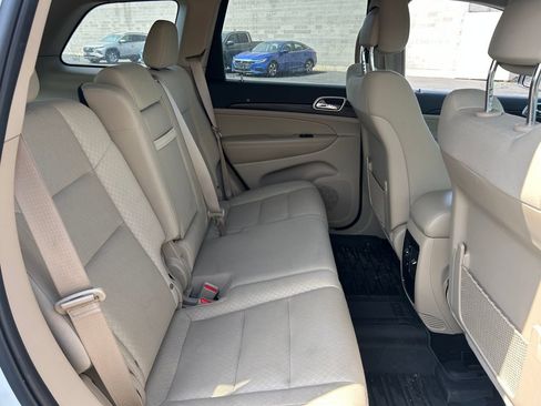 Used 2019 Jeep Grand Cherokee Laredo AWD/4WD image 34