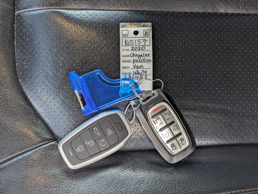 Used 2020 Chrysler Pacifica Touring-L w/ Advanced Safetytec Group FWD image 40