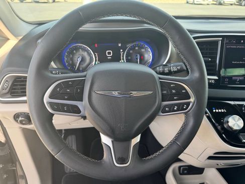 Used 2023 Chrysler Pacifica Touring-L FWD image 19