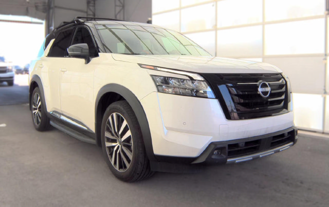 Used 2024 Nissan Pathfinder Platinum w/ Lighting Package (N93) AWD/4WD image 3