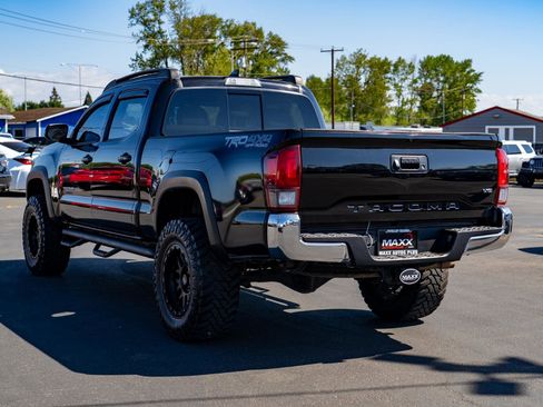 Used 2018 Toyota Tacoma TRD Off-Road AWD/4WD image 11