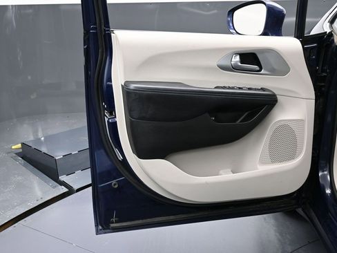 Used 2017 Chrysler Pacifica Touring Plus image 37