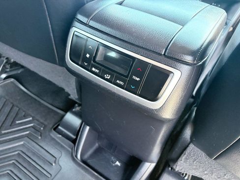 Used 2016 Toyota Highlander LE FWD image 21