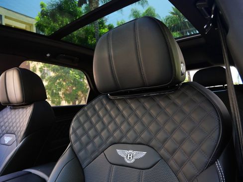 Used 2022 Bentley Bentayga AWD/4WD image 17