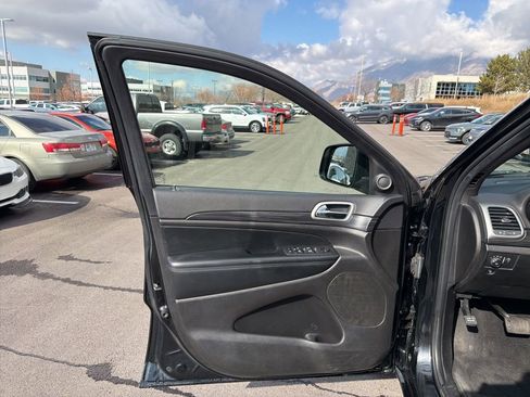 Used 2021 Jeep Grand Cherokee Laredo X image 12