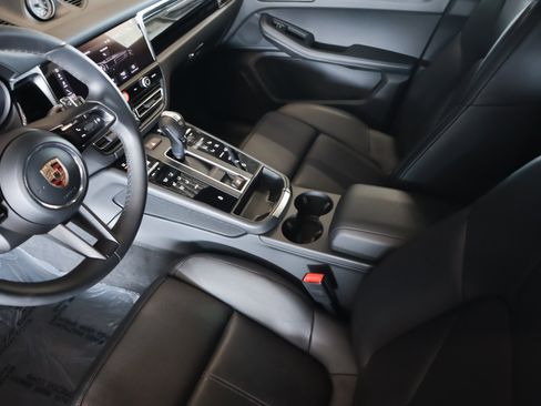 Certified 2026 Porsche Macan AWD/4WD image 17
