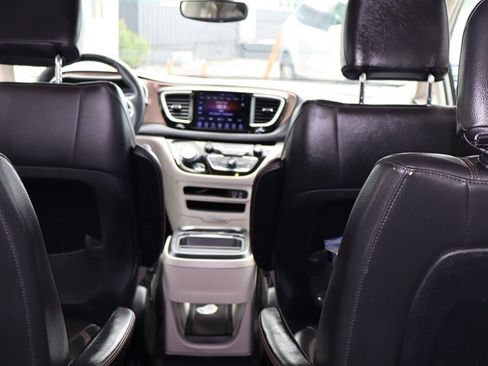 Used 2017 Chrysler Pacifica Touring-L FWD image 7