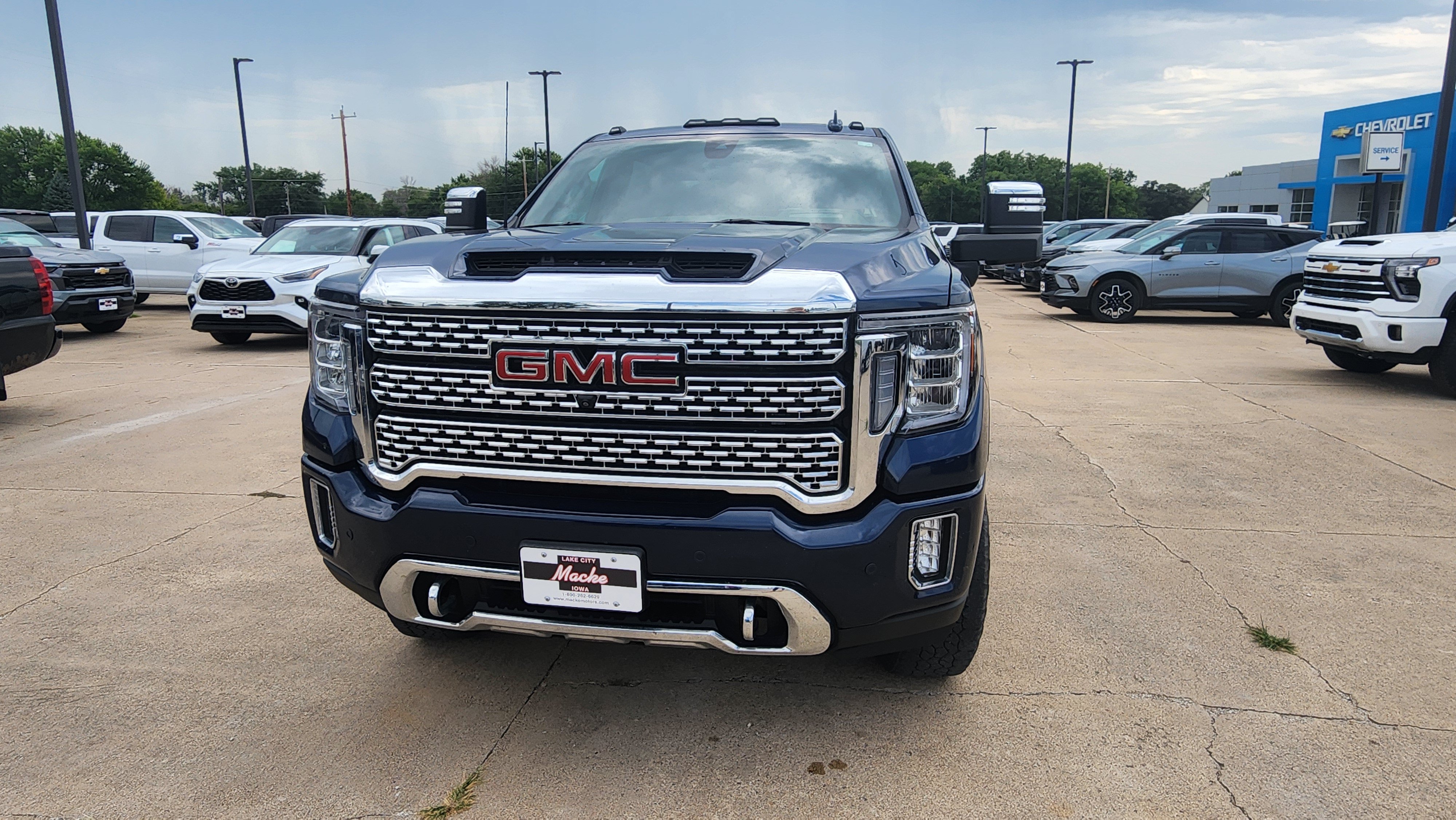 Used 2023 GMC Sierra 2500 Denali w/ Denali Ultimate Package AWD/4WD image 2