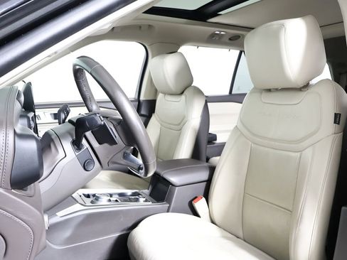 Used 2020 Ford Explorer Platinum w/ Premium Technology Package image 7